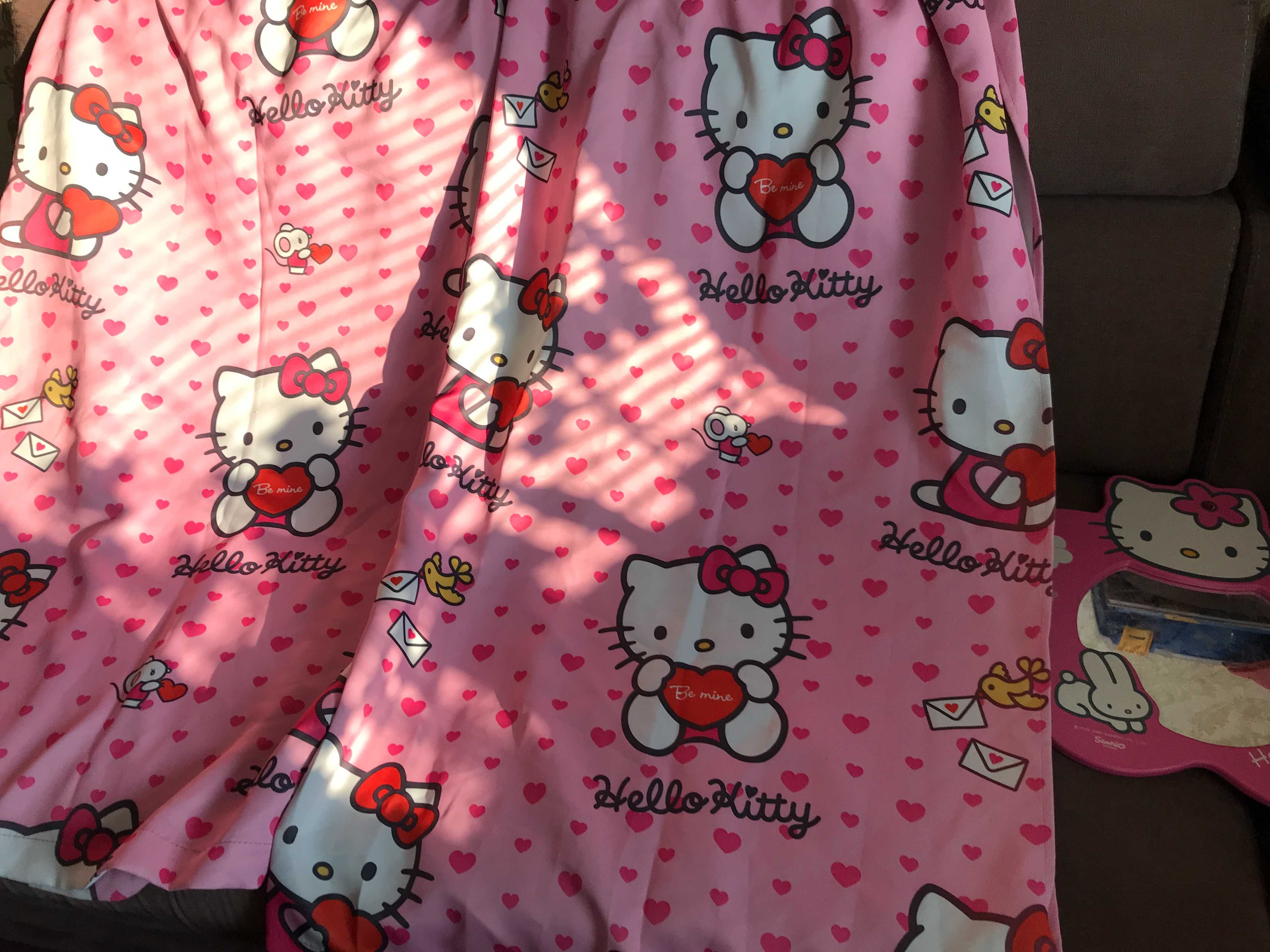 zasłony hello kitty i lustro