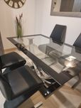 Mesa em tampo de vidro temperado e 4 cadeiras