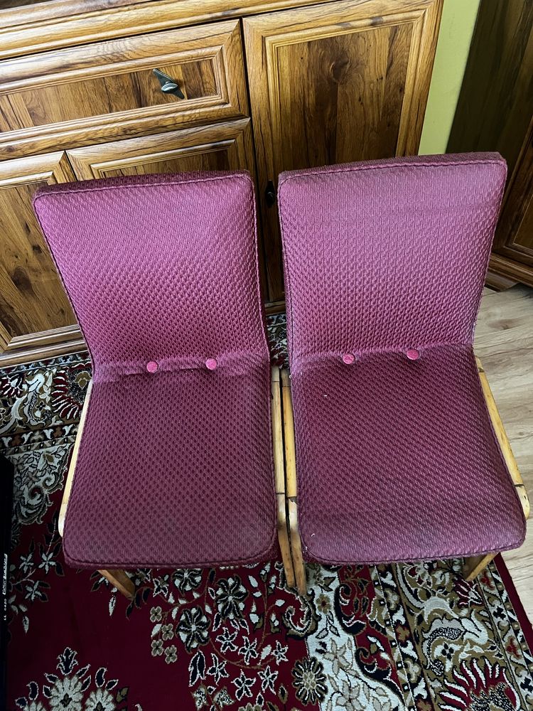 Krzesla retro 1975 PRL na sprężynach czerwone do renowacji