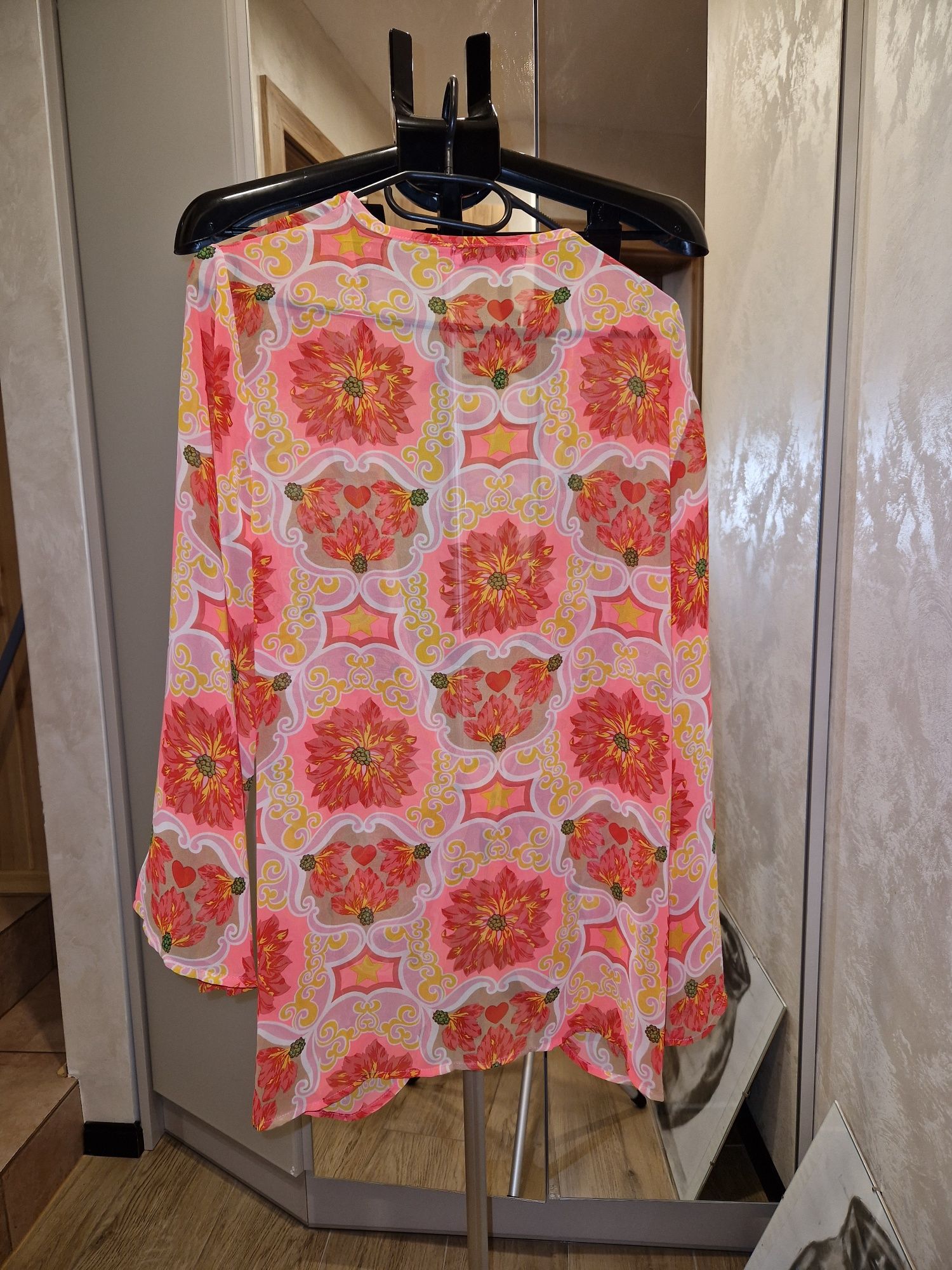 Cienka  jaskrawa narzutka w stylu boho