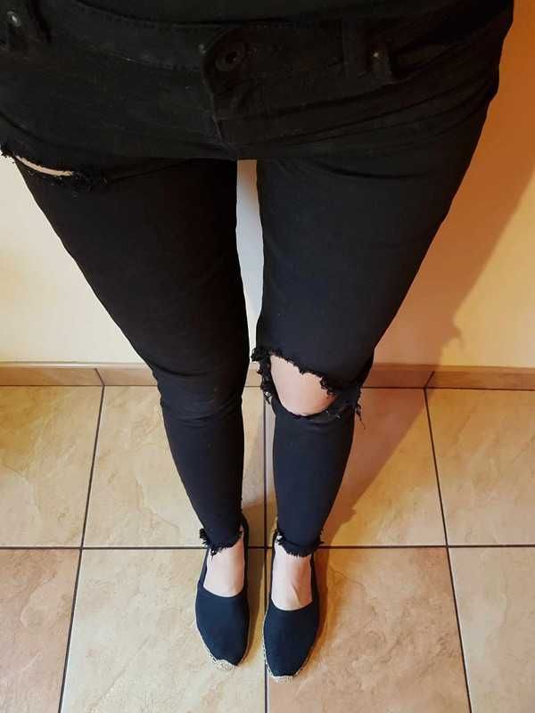 Czarne jeansy rurki z dziurami C&A rozmiar 38