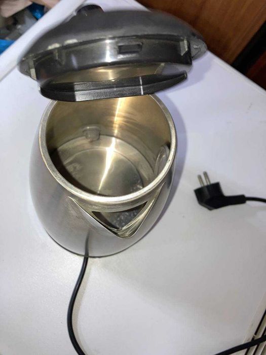 Продаю електрочайник Saturn (1.7 л)