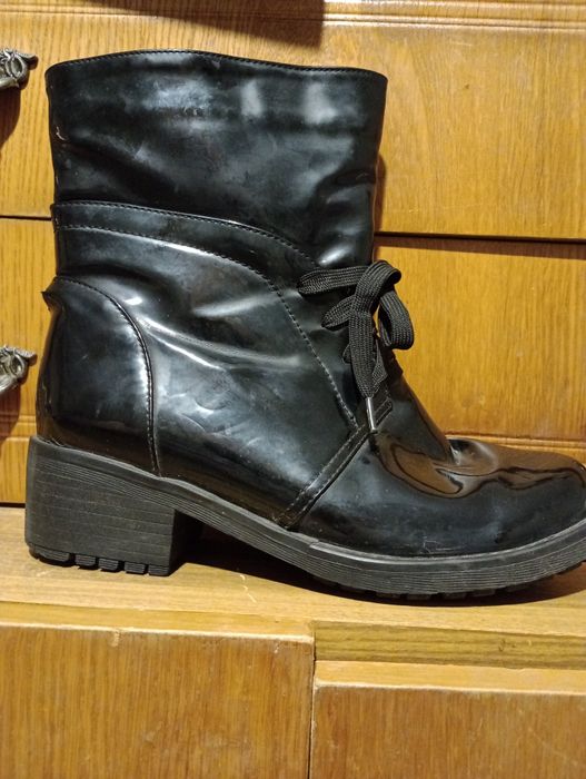 Женские полусапожки из лакированной экокожи на молнии