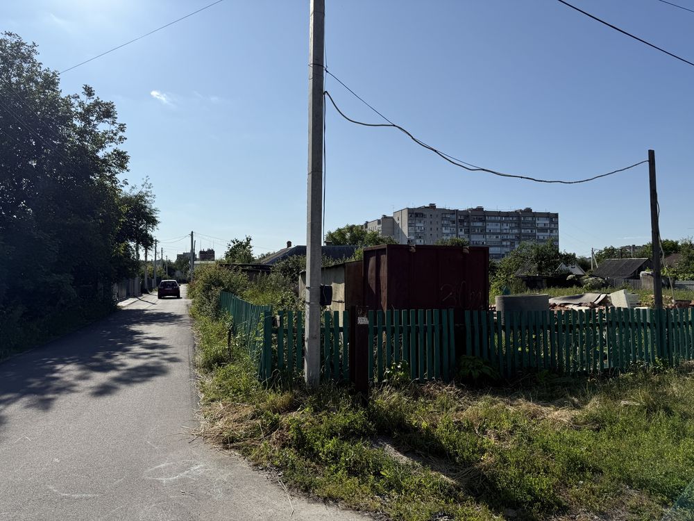 Рівна, кутова земельна ділянка в місті !