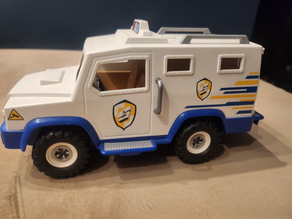 Wóz policyjny z policjantami