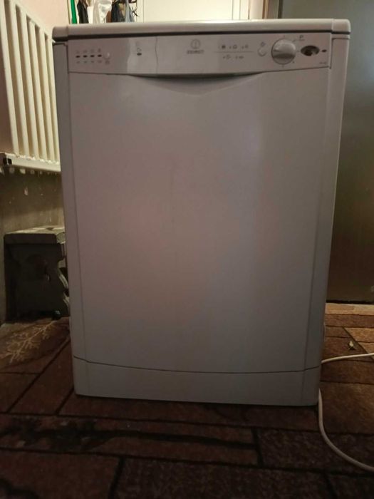 Посудомийна машина INDESIT IDL 550