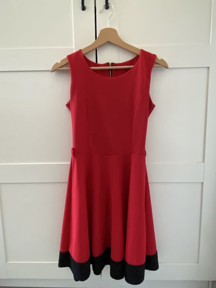 czerwona sukienka z zamkiem
