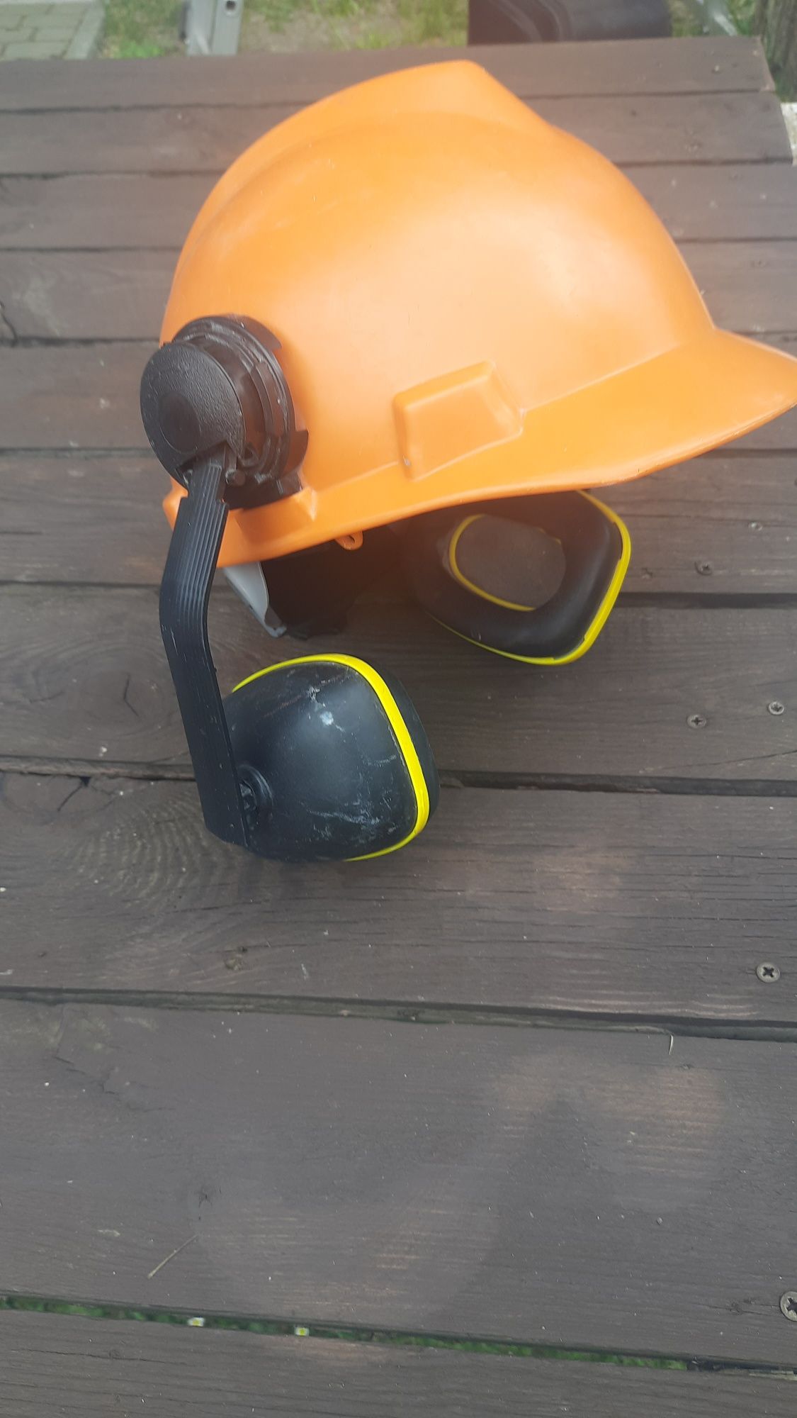 Kask ochronny z słuchawkami