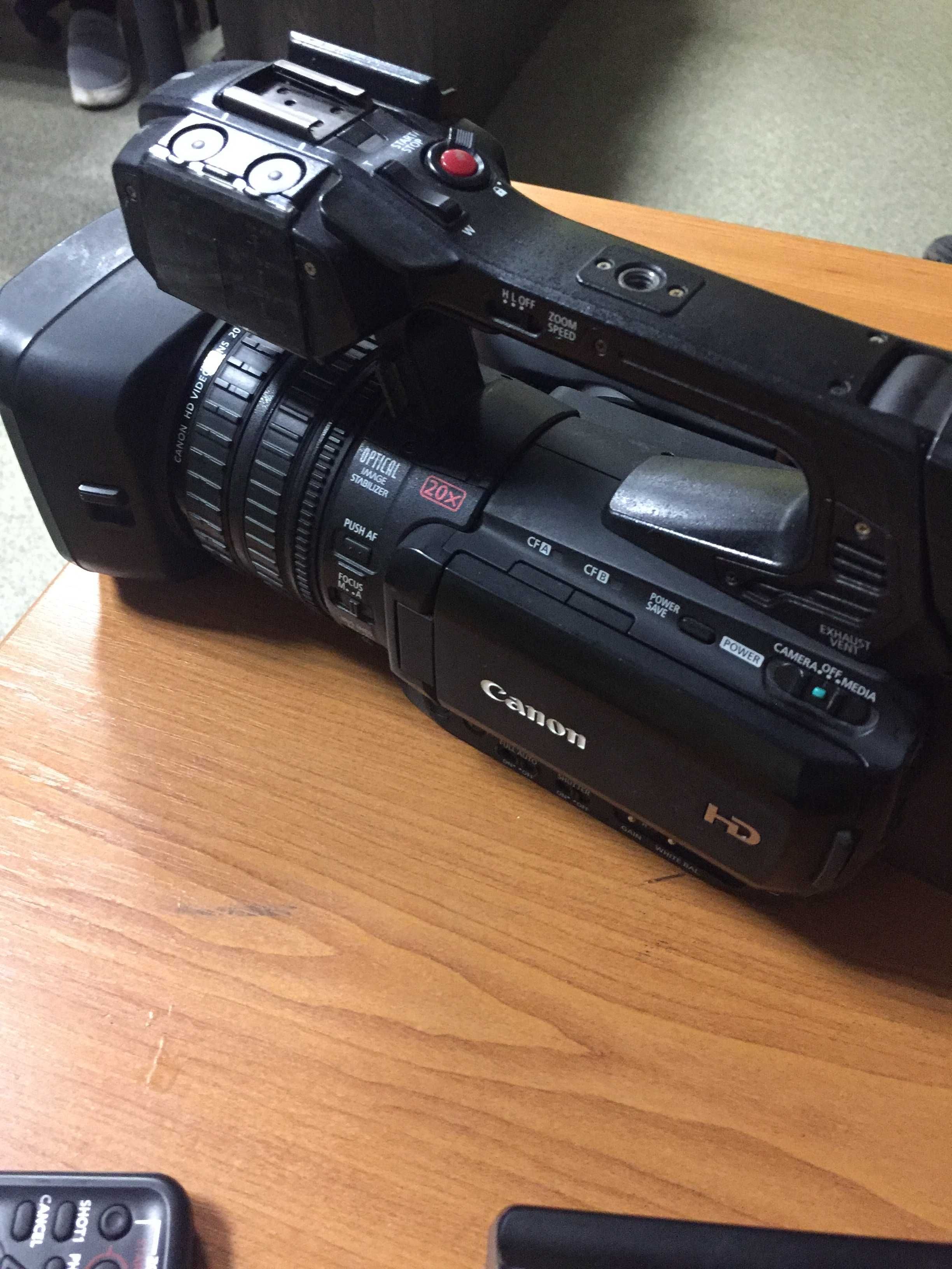 професійна відеокамера Canon XF205