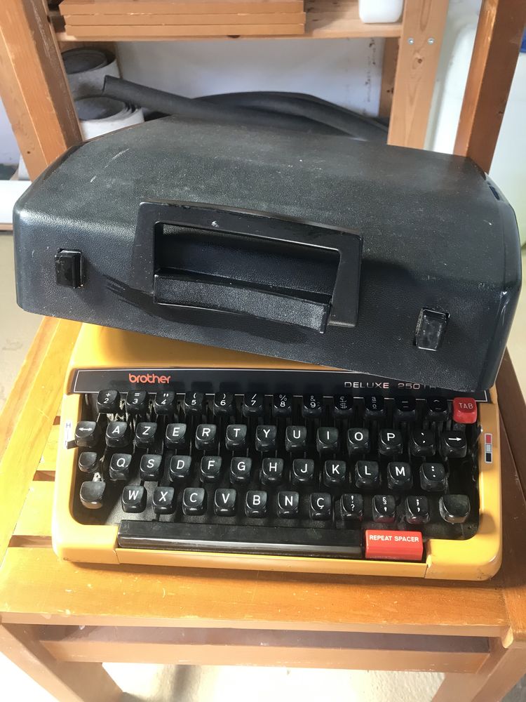 Máquina de escrever Brother Deluxe 250TR