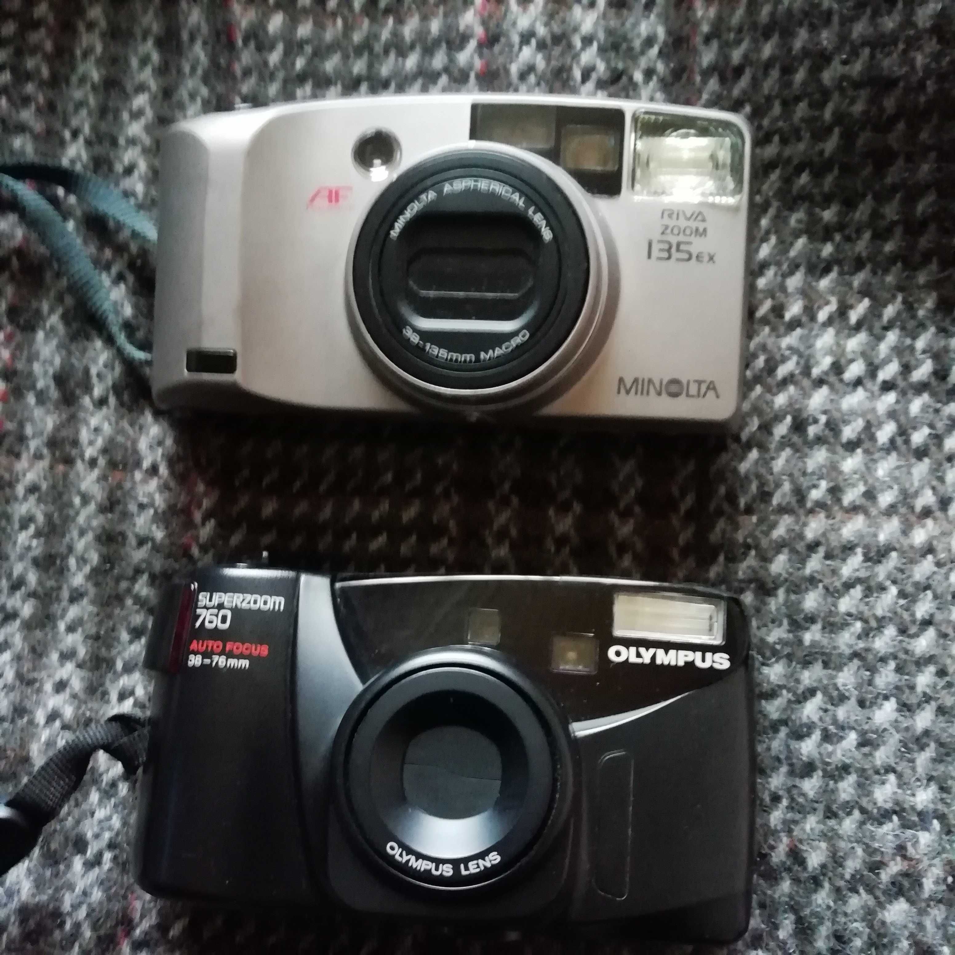 Duas câmaras fotográficas analógicas com zoom automático