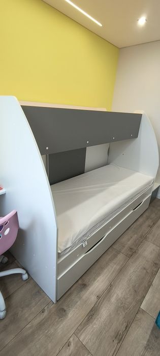 Łóżko piętrowe ze schodkami + materace visco