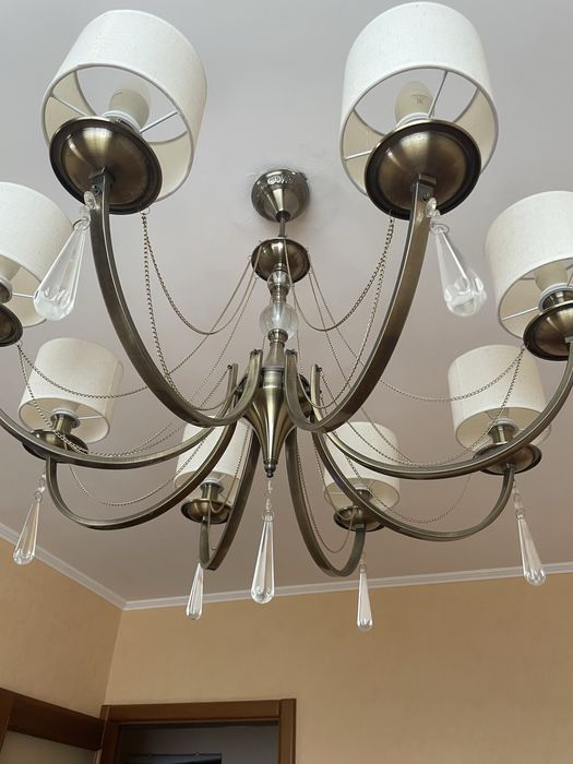 Люстра на 8 плафонів