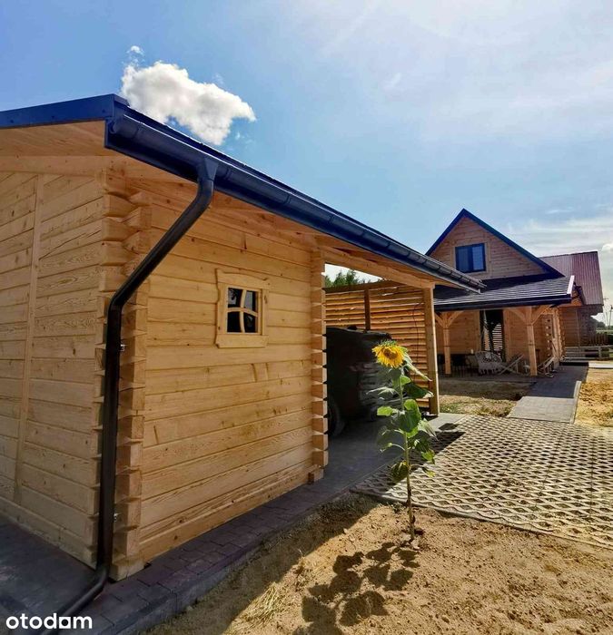 Drewniany dom z poddaszem i garażem w spokojnej okolicy