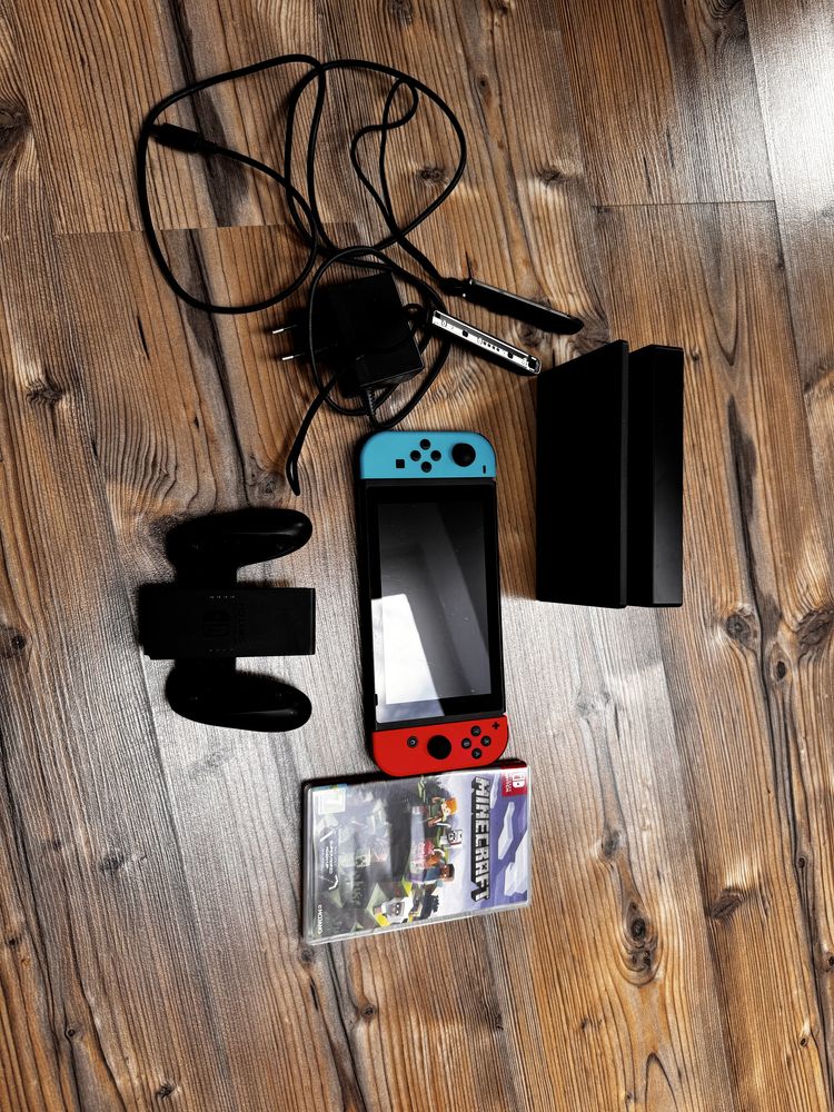 Nintendo switth w zestawie z gra minecraft