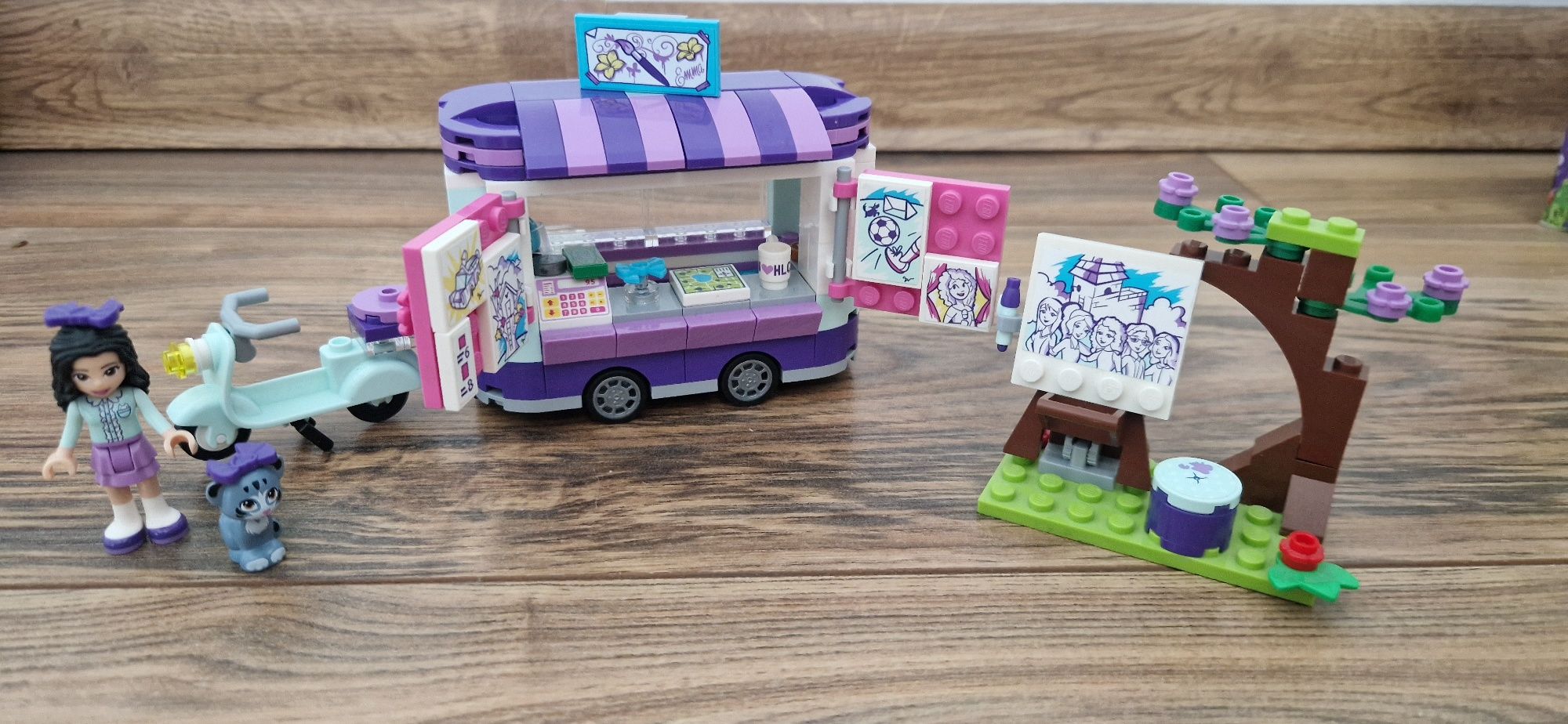 Lego friends 41332 stoisko z rysunkami Emmy