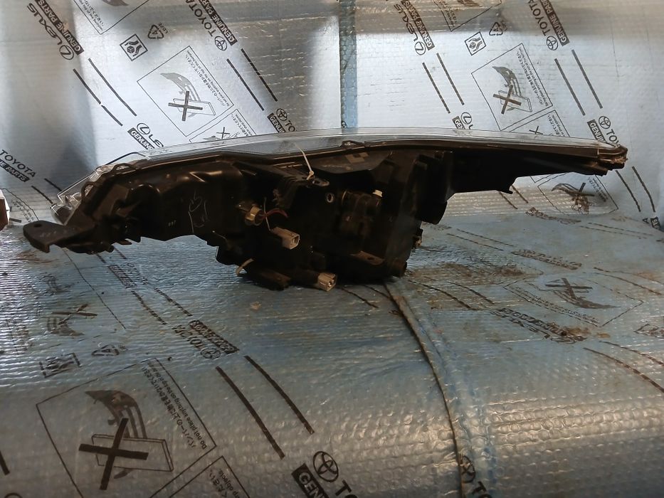 Lampa przednia prawa TOYOTA AVENSIS T29 FULL LED 15-18