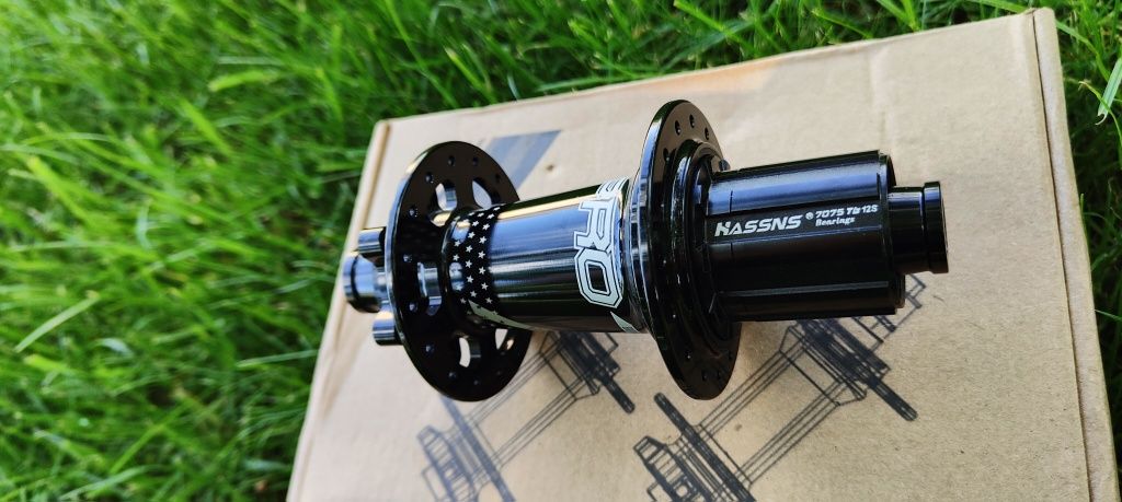 Głośna tylna piasta Hassns 7 Pro Boost HG 148x12 32H