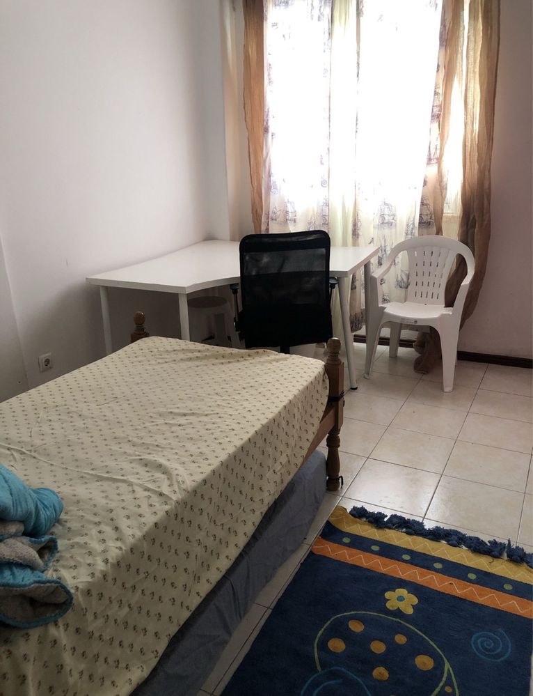 Alugo quarto na amadora