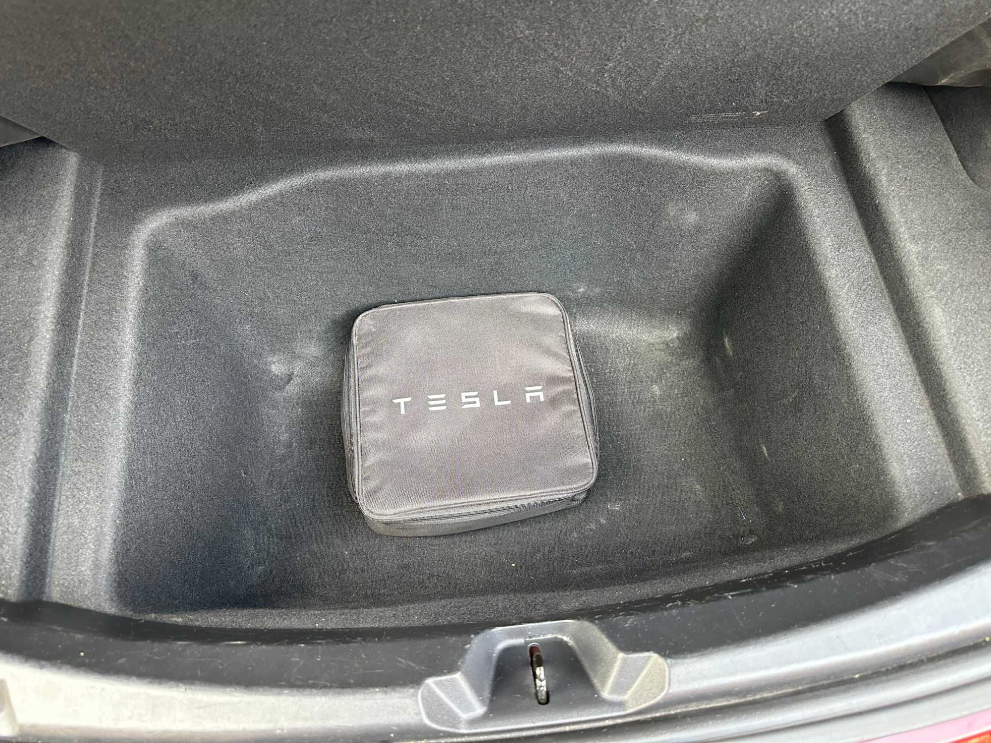 Автомобіль Tesla Model 3