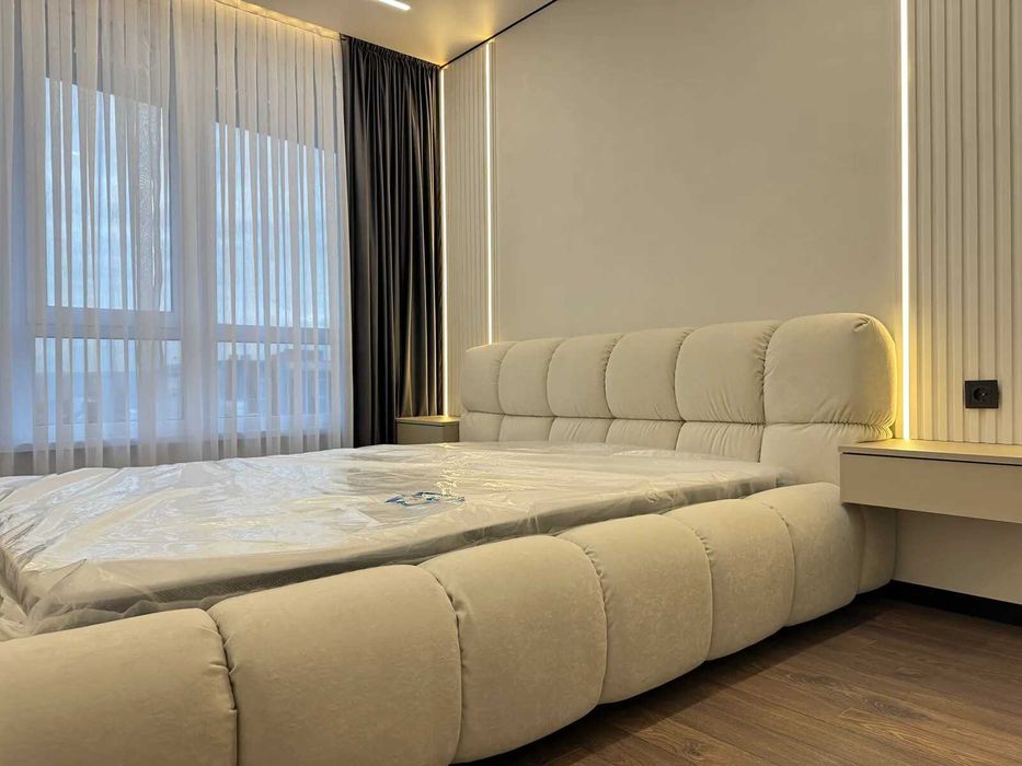 Сучасна двокімнатна в центрі