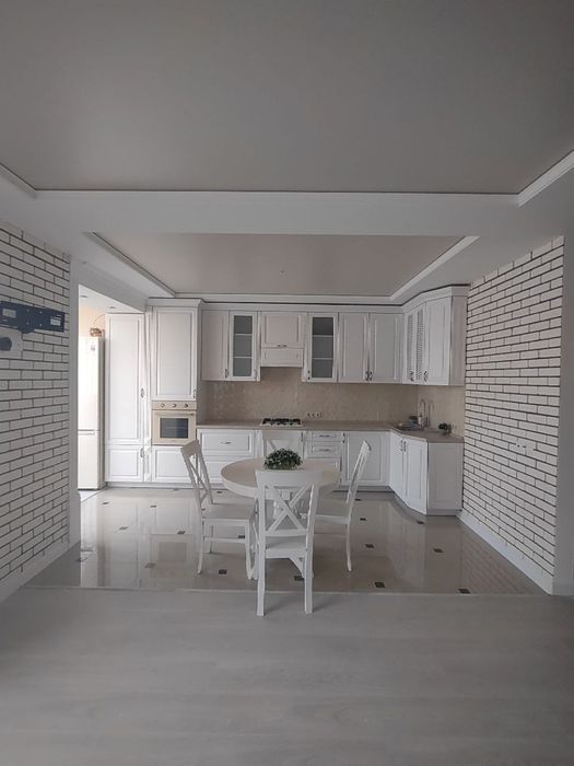 Продам 2-х ком квартиру на Сахарова  в кирпичном  доме