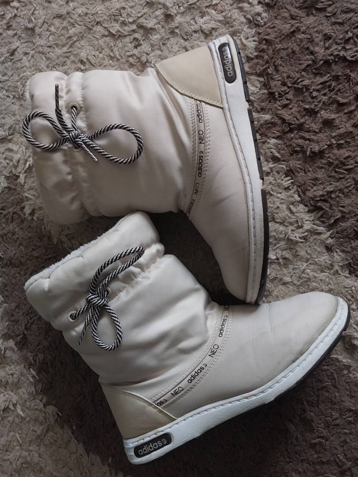 Продам жіночі утеплені чоботи adidas