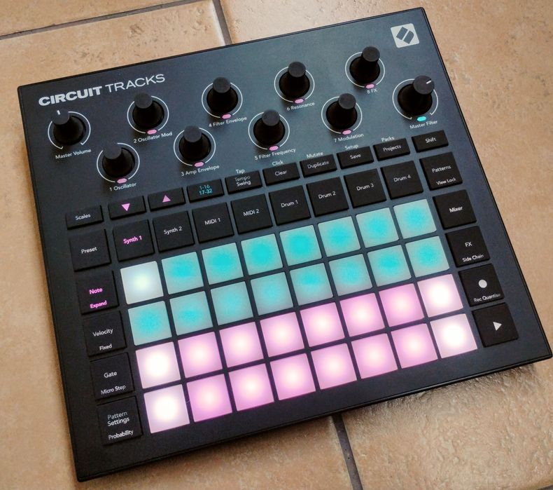 Novation circuit tracks groovebox synth bass drum kontroler midi