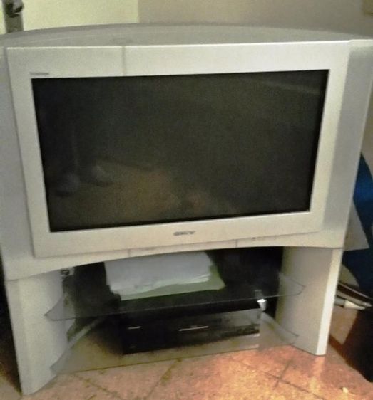 TV Sony Trinitron com móvel de apoio