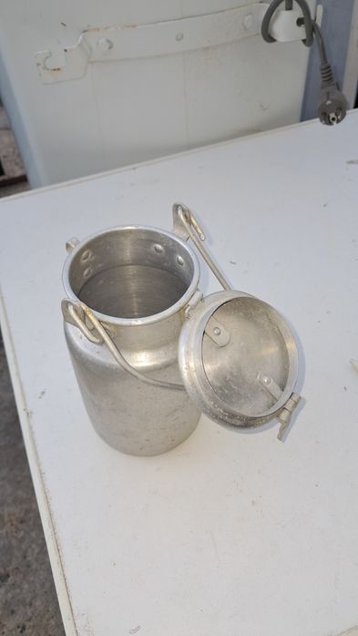 Leiteira em alumínio antiga.