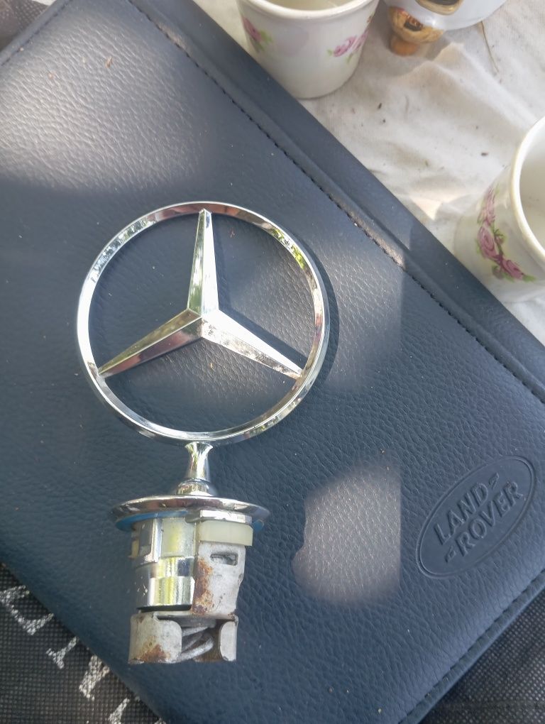 Продам значок mercedes 220  если не ошибаюсь