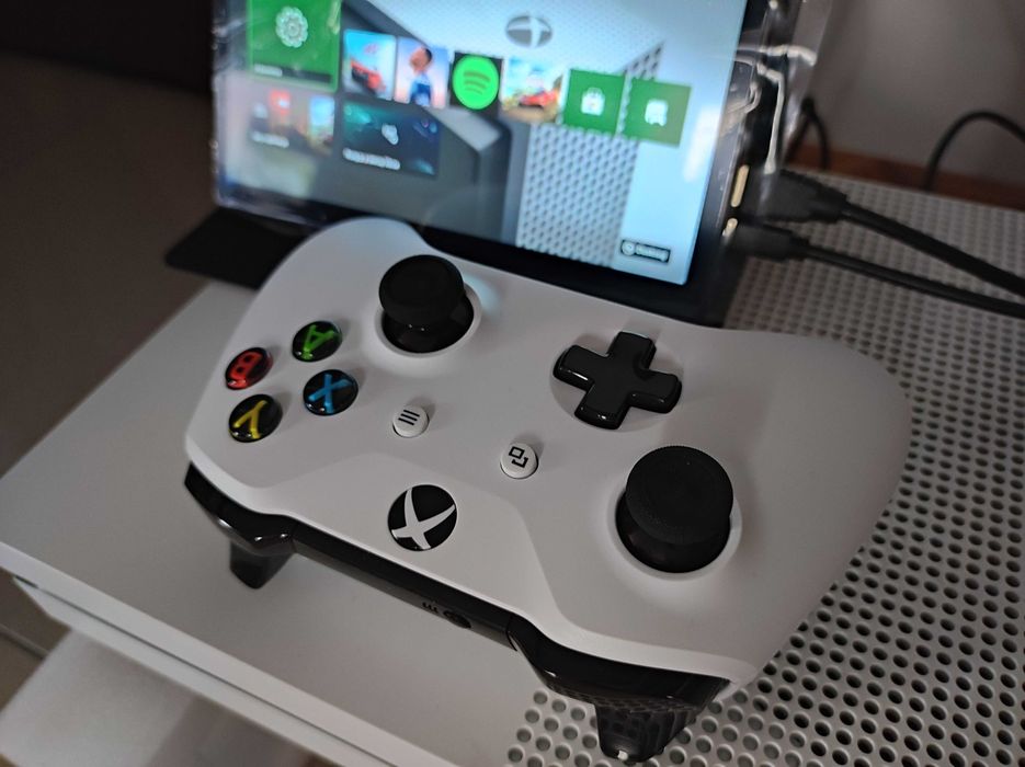 Konsola Xbox One S z dyskiem 1 Tb + Nowy pad + gra FIFA