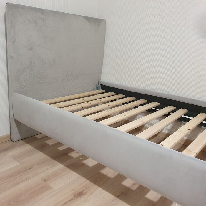 Sprzedam łóżko tapicerowane z materacem