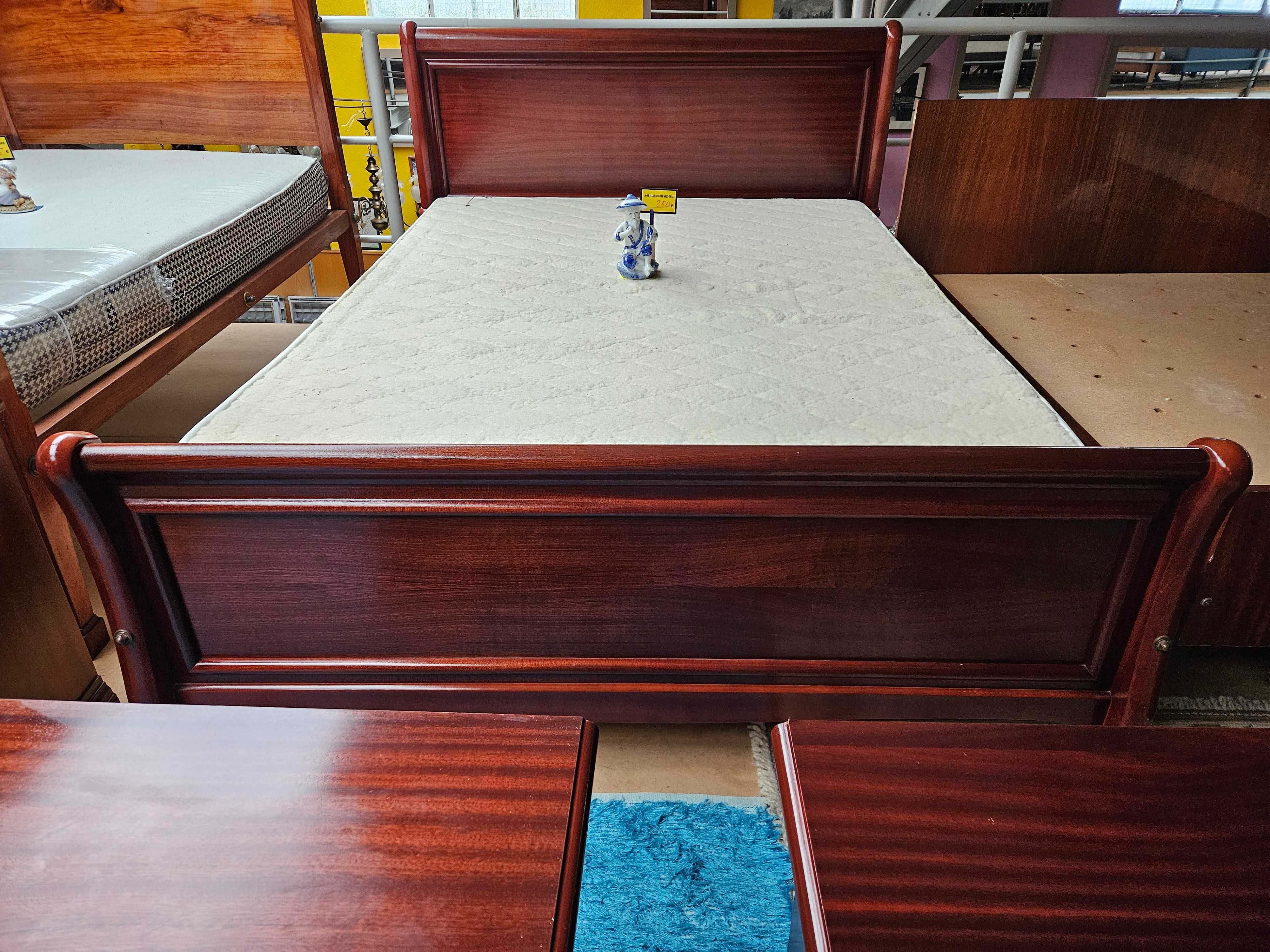 Excelente cama em madeira com estrado e colchão - Muito bo