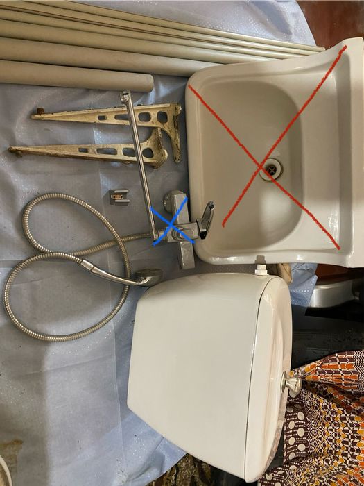 бачок для унитаза, шланг и лейка для душа,трубы,батарея