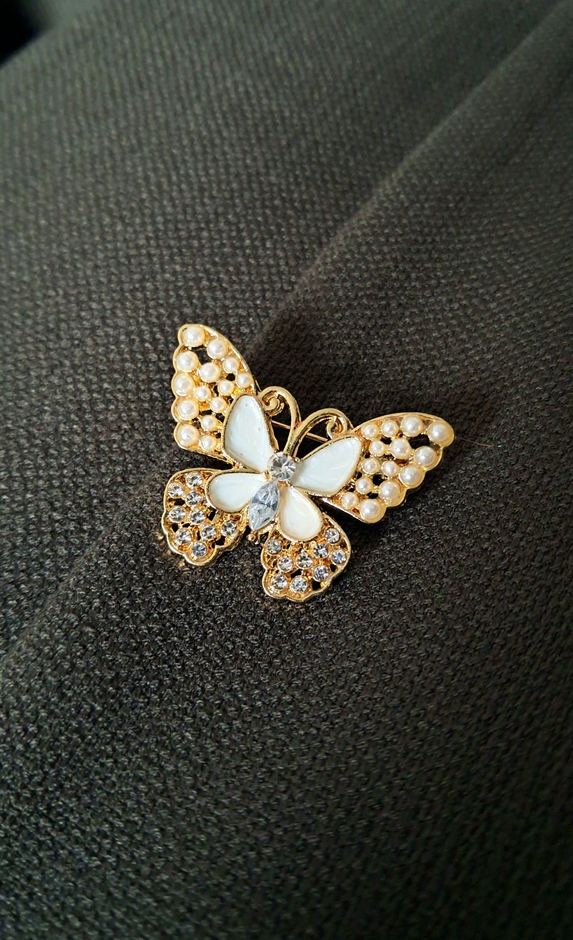 Mała broszka motyl masa perłowa biała perełki cyrkonie