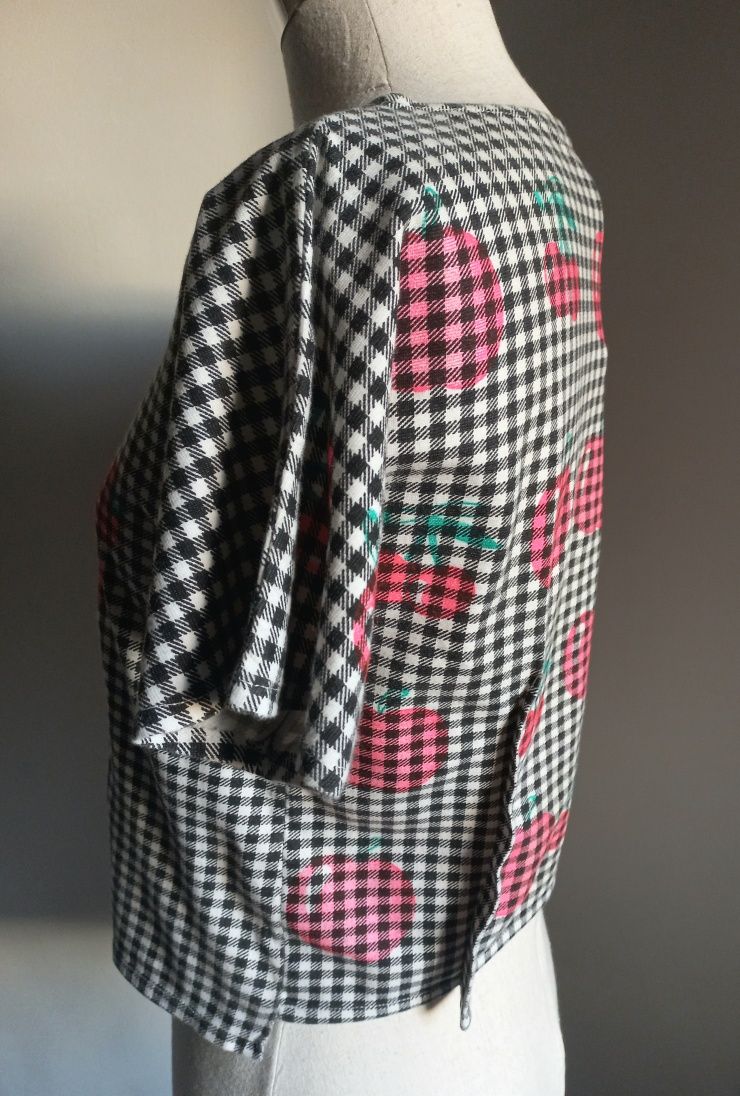 Camisola axadrezada com print morangos e cerejas