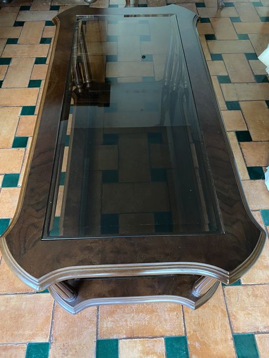 Mesa de centro com tampo em vidro