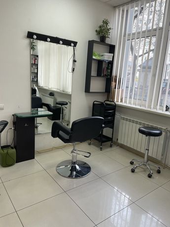 Робочі місця в салоні краси для перукаря і майстра манікюра