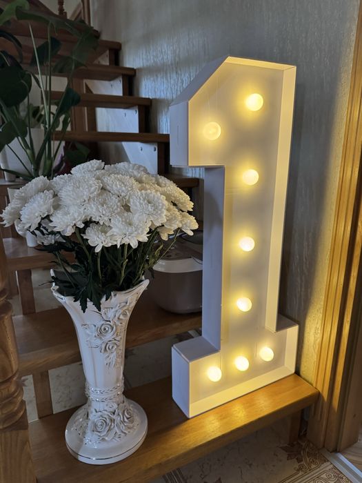 Цифра один. Світиться. Один рік. Декор на 1 рік