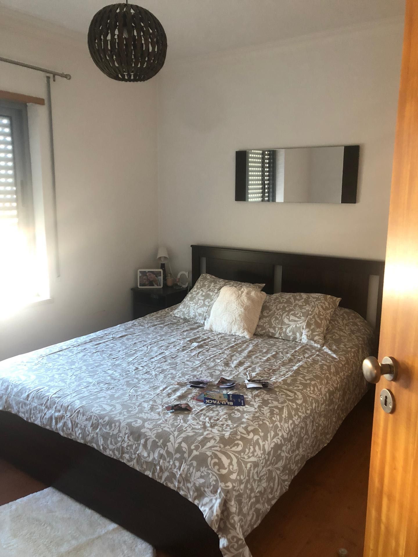 IKEA SONGESAND Cama de casal e mesas de cabeceira