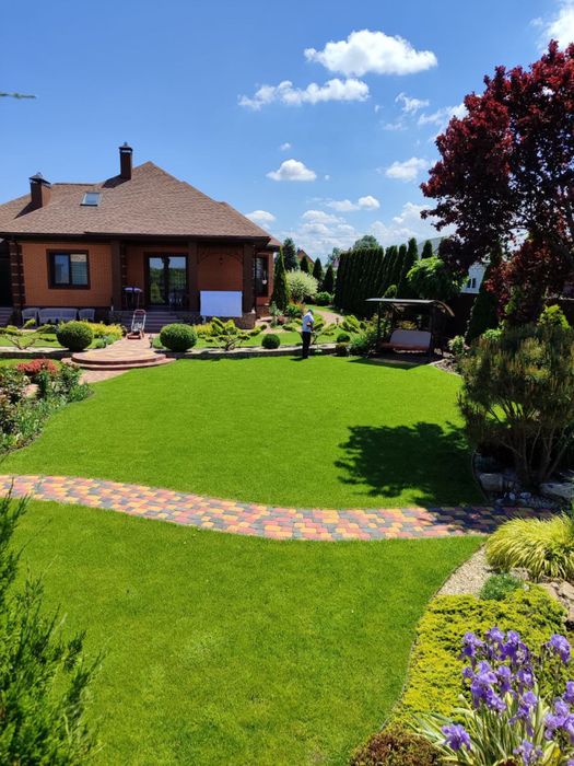 Професійний догляд за садом та ландшафтні роботи під ключ.