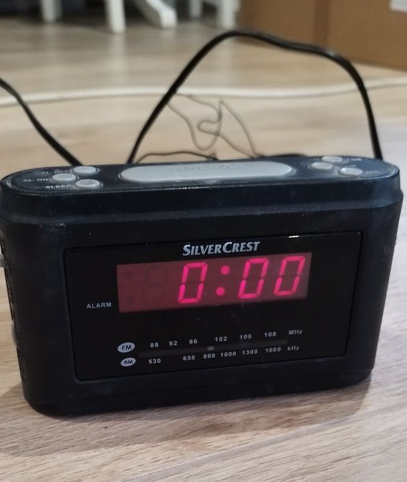 Zegar z alarmem i radiem SilverCrest