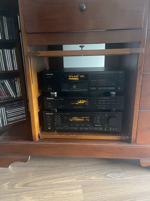 Movel com aparelhagem Pioneer ( PD-7700; F449; VSA-5500) e Bose 401