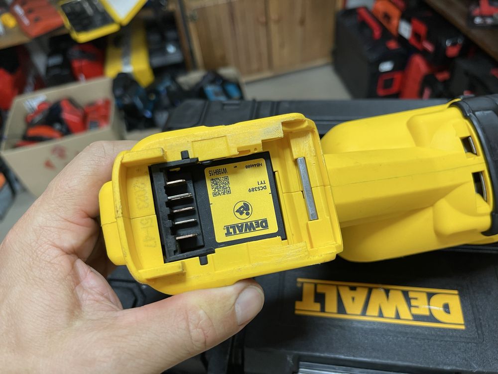 Dewalt DCS389 / вживана безщіткова шабельна пила Девольт