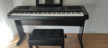 Piano Yamaha DGX-650 com mesa de apoio