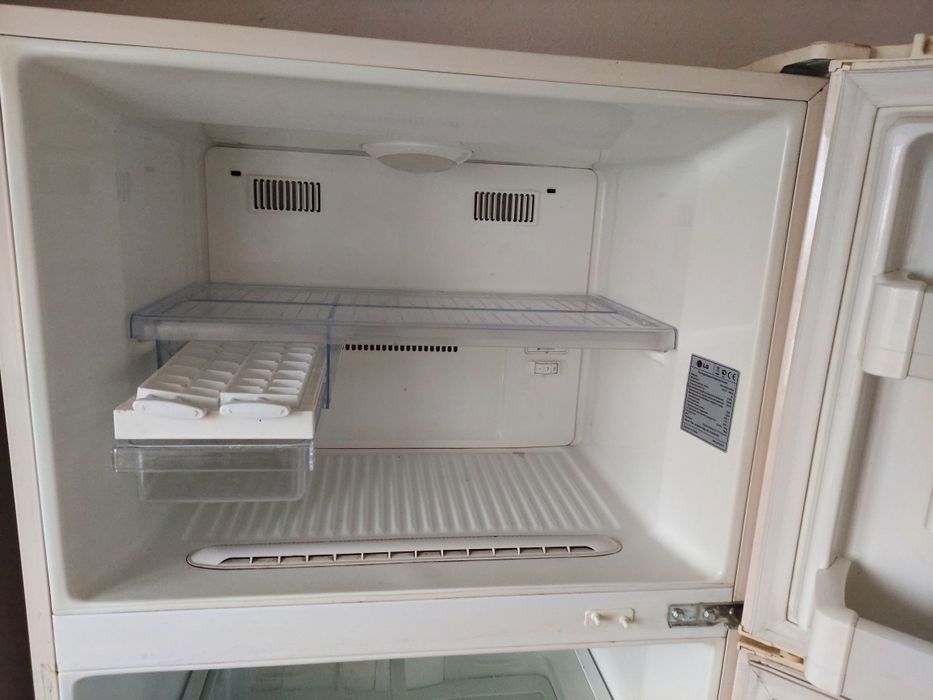 Продам холодильник LG модель GR-R562JVQA .