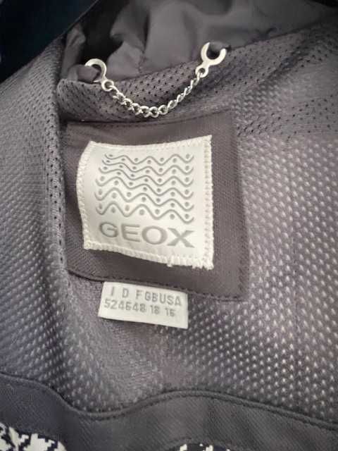 Casaco Geox em cinzento. Com capuz.