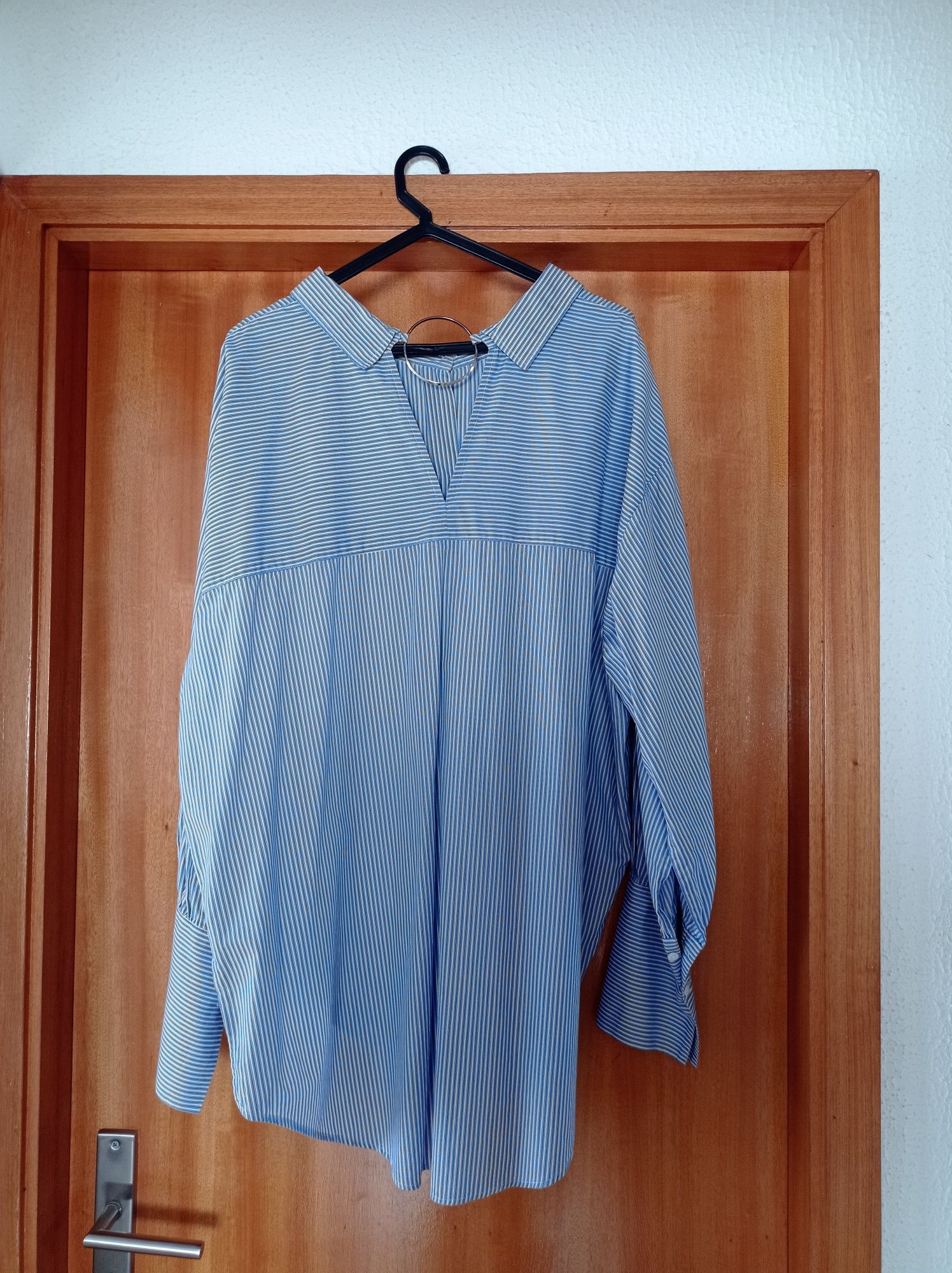 Camisa branca às riscas azuis