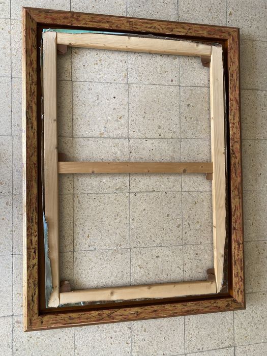 Moldura em madeira pintada de grandes dimensões